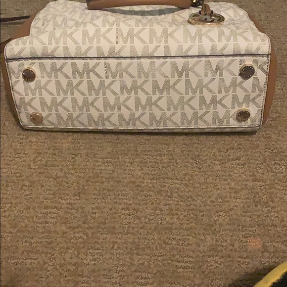 Michael Kors handbag with long stap. - Picture 5 of 7